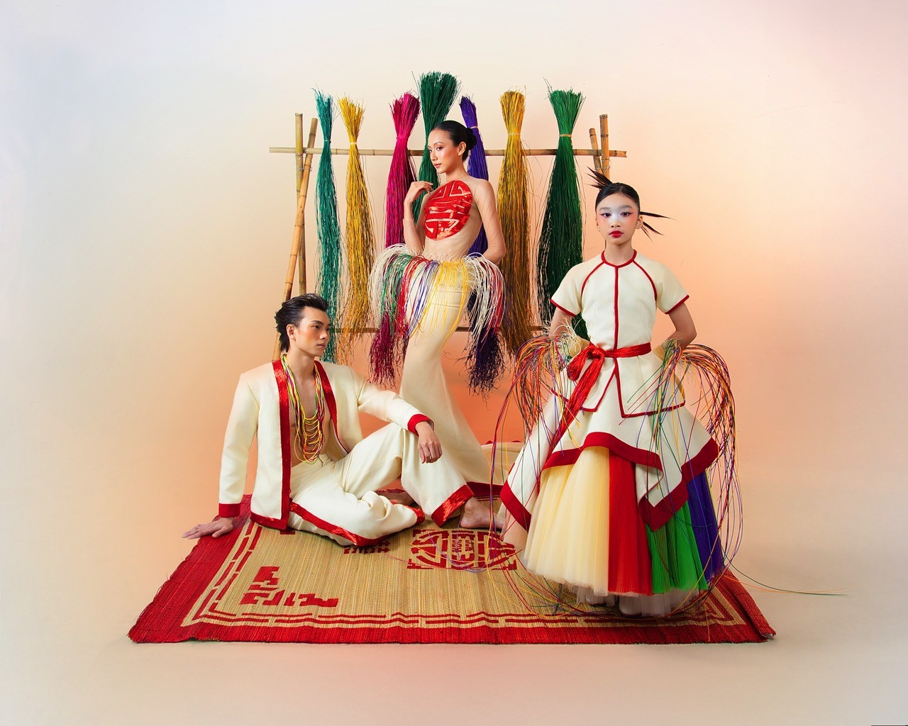 NTK Bùi Hoàng Ân ra mắt BST mới: Hơi thở làng chiếu Định Yên trong thời trang đương đại