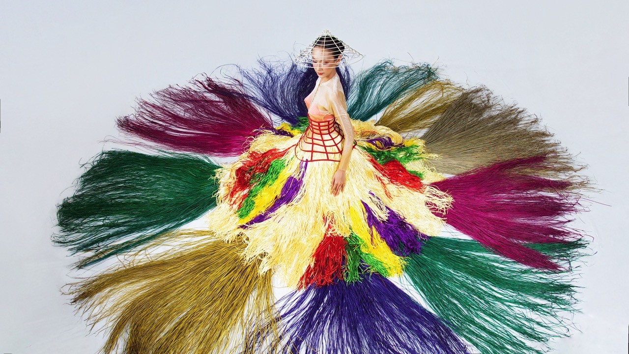 NTK Bùi Hoàng Ân ra mắt BST mới: Hơi thở làng chiếu Định Yên trong thời trang đương đại