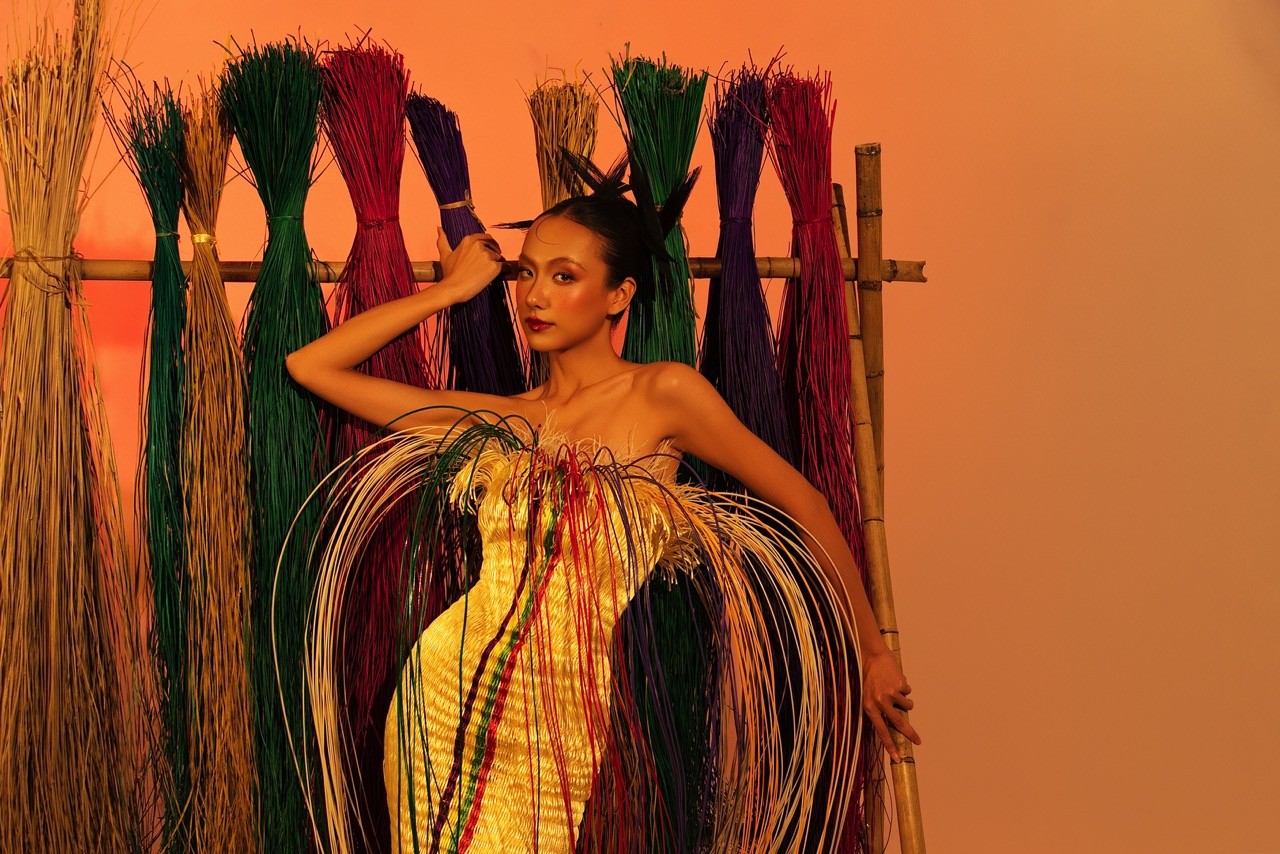 NTK Bùi Hoàng Ân ra mắt BST mới: Hơi thở làng chiếu Định Yên trong thời trang đương đại