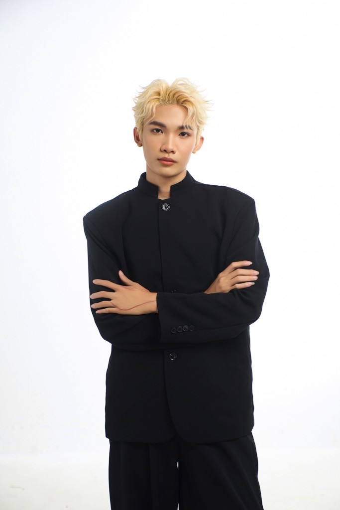 NTK Bùi Hoàng Ân ra mắt BST mới: Hơi thở làng chiếu Định Yên trong thời trang đương đại