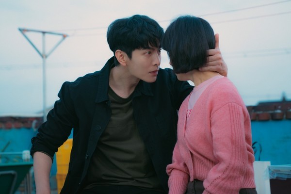 Nữ diễn viên 'xui xẻo' nhất màn ảnh Hàn: 5 bạn diễn đều vướng tranh cãi