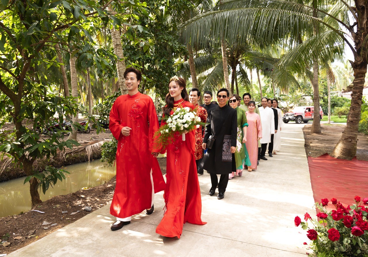 Lễ Tân hôn đậm chất miền Tây sông nước của Đoàn Minh Tài và Sunny Đan Ngọc