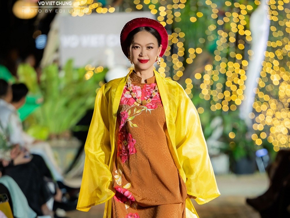 Diễn viên - Siêu mẫu Ngọc Nga đầy thần thái tại show diễn thời trang của NTK Võ Việt Chung