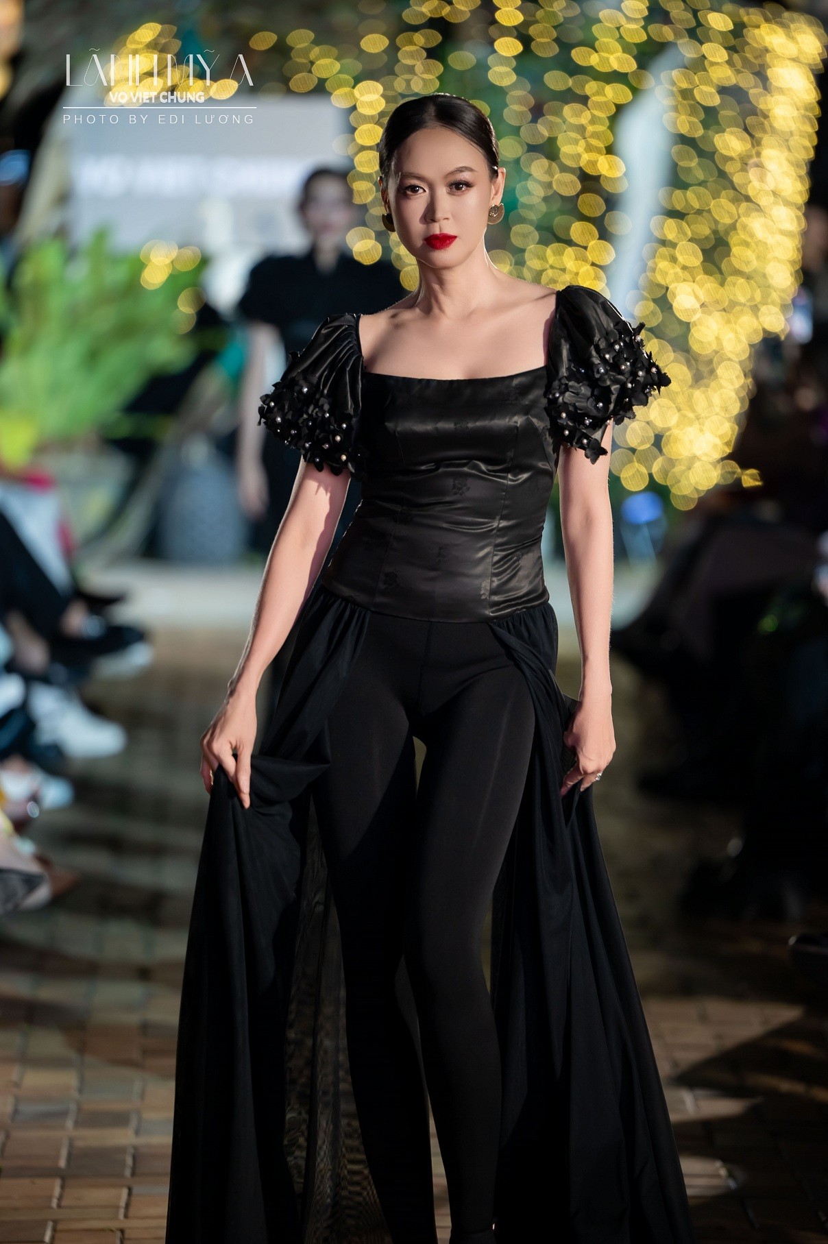 Diễn viên - Siêu mẫu Ngọc Nga đầy thần thái tại show diễn thời trang của NTK Võ Việt Chung