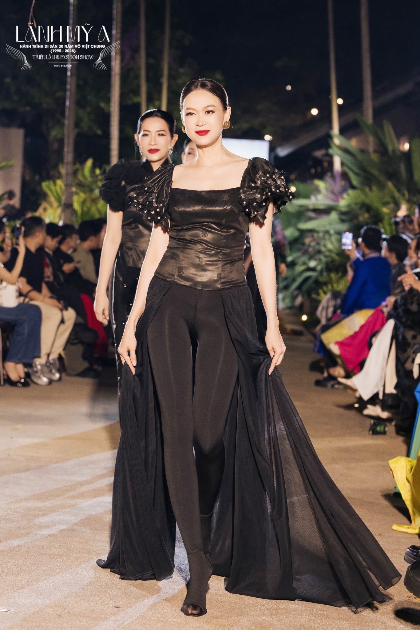 Diễn viên - Siêu mẫu Ngọc Nga đầy thần thái tại show diễn thời trang của NTK Võ Việt Chung