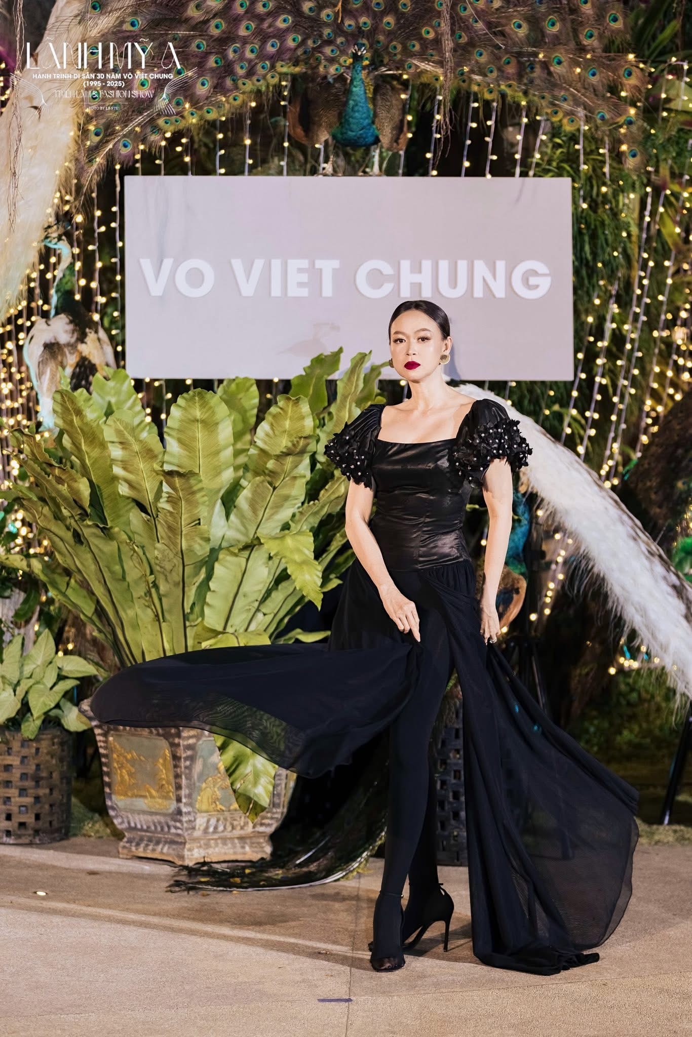 Diễn viên - Siêu mẫu Ngọc Nga đầy thần thái tại show diễn thời trang của NTK Võ Việt Chung