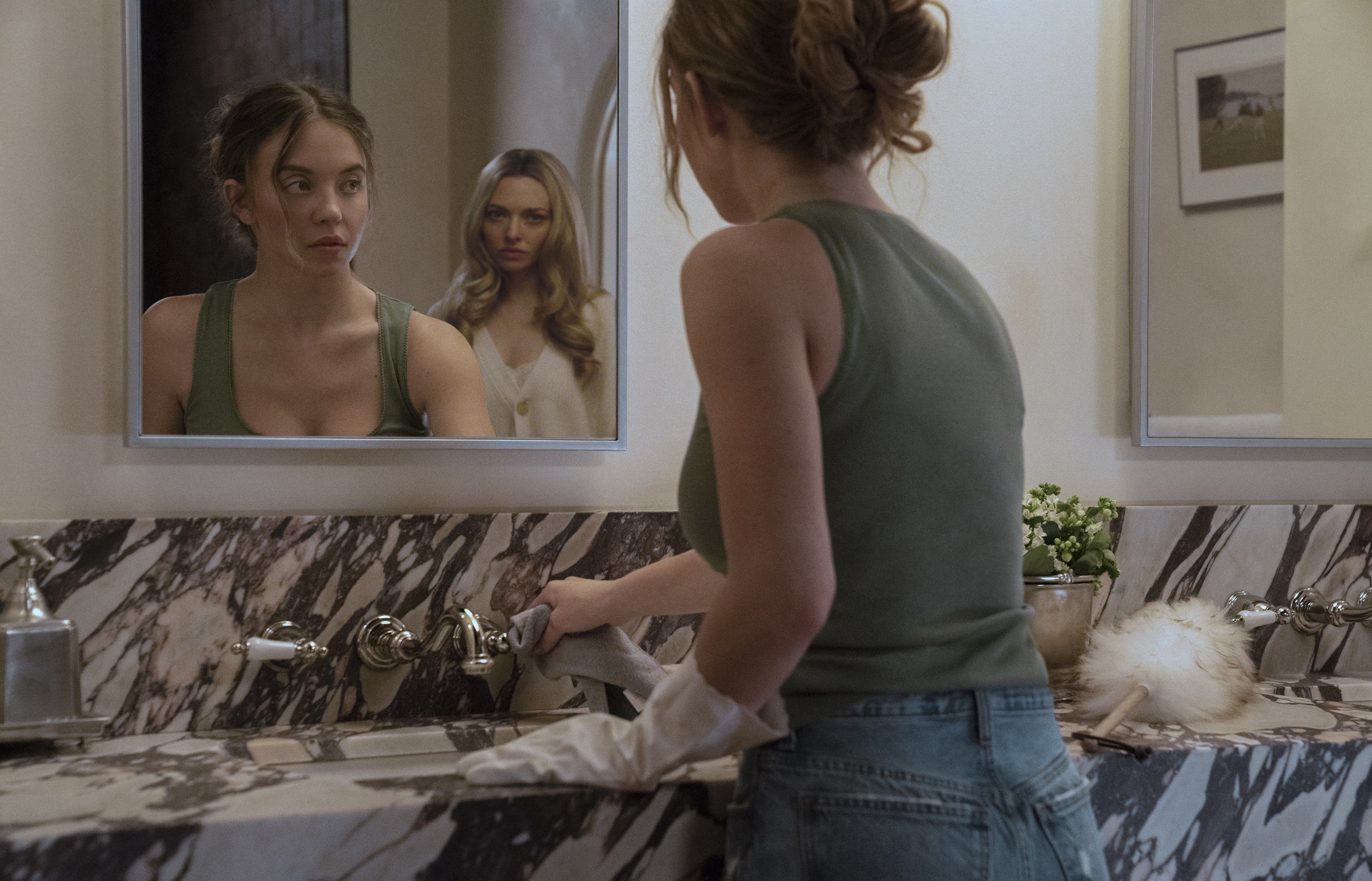 Sydney Sweeney và Amanda Seyfried hóa đối thủ trong 'Cô hầu gái': Dàn diễn viên nóng bỏng nhất màn ảnh dịp cuối năm