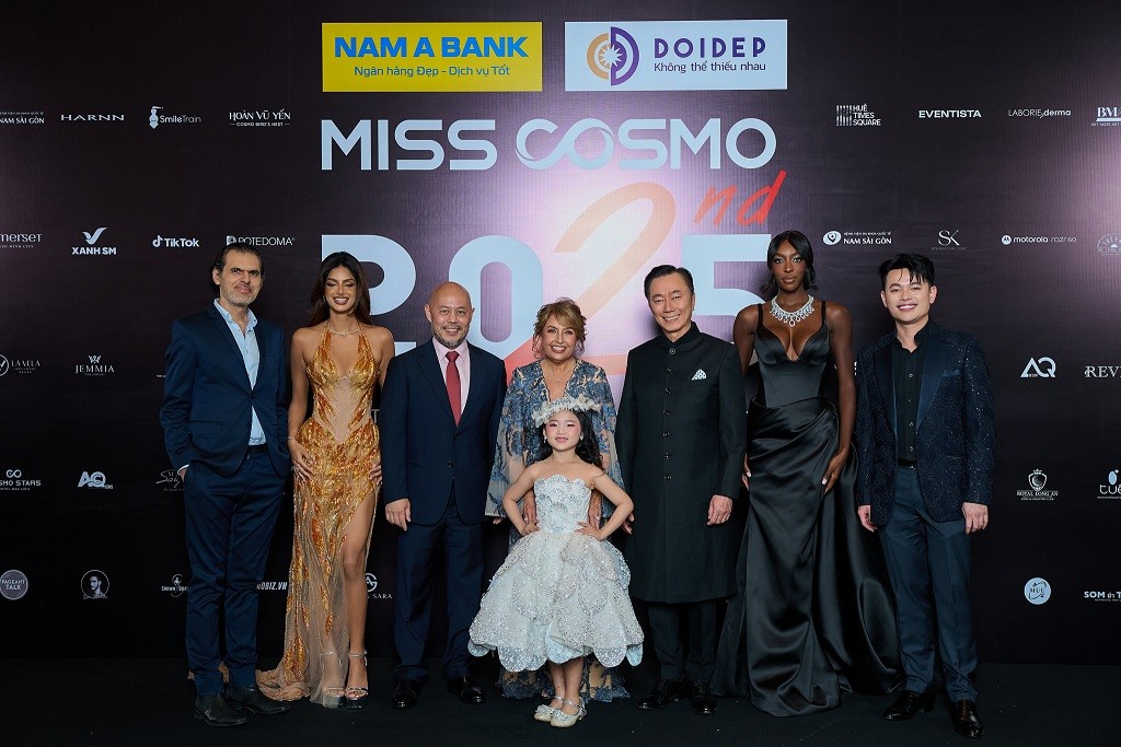'Tiểu công chúa' 6 tuổi gây sốt bên giám khảo Paula Shugart trên thảm đỏ 'Miss Cosmo 2025' là ai?
