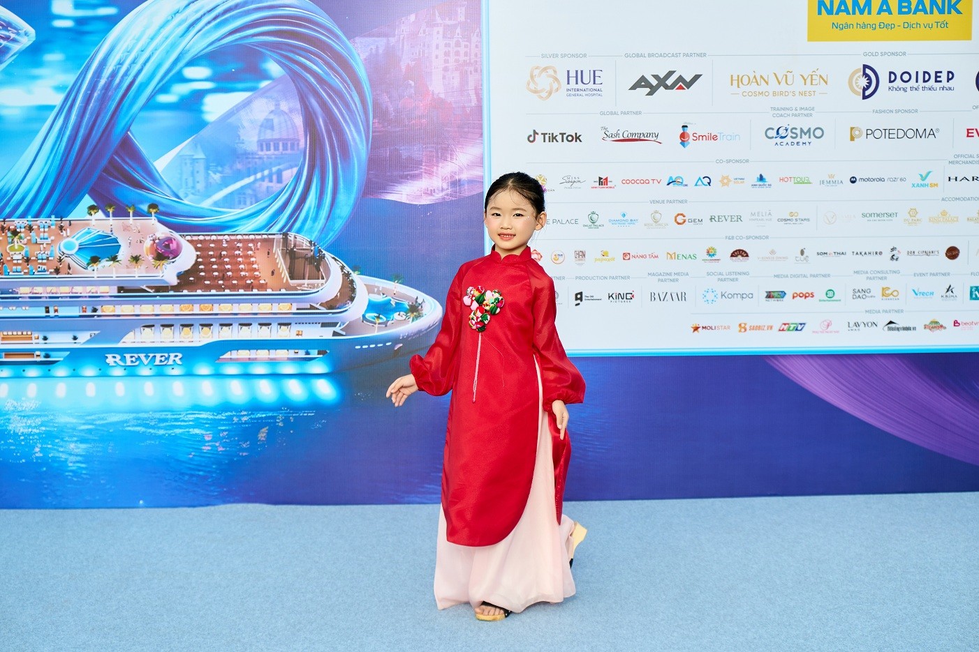 'Tiểu công chúa' 6 tuổi gây sốt bên giám khảo Paula Shugart trên thảm đỏ 'Miss Cosmo 2025' là ai?