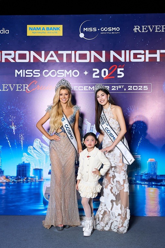 'Tiểu công chúa' 6 tuổi gây sốt bên giám khảo Paula Shugart trên thảm đỏ 'Miss Cosmo 2025' là ai?