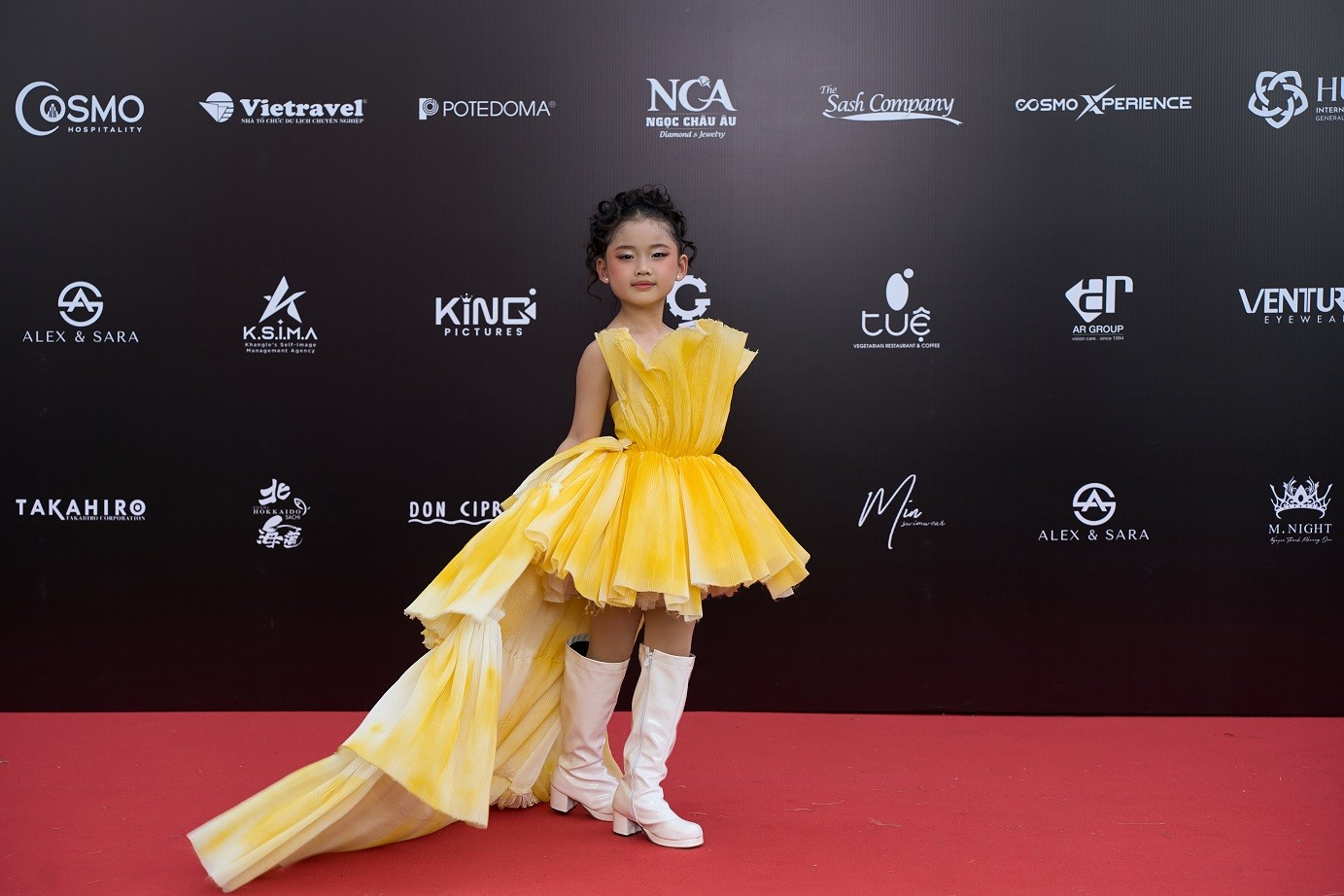 'Tiểu công chúa' 6 tuổi gây sốt bên giám khảo Paula Shugart trên thảm đỏ 'Miss Cosmo 2025' là ai?