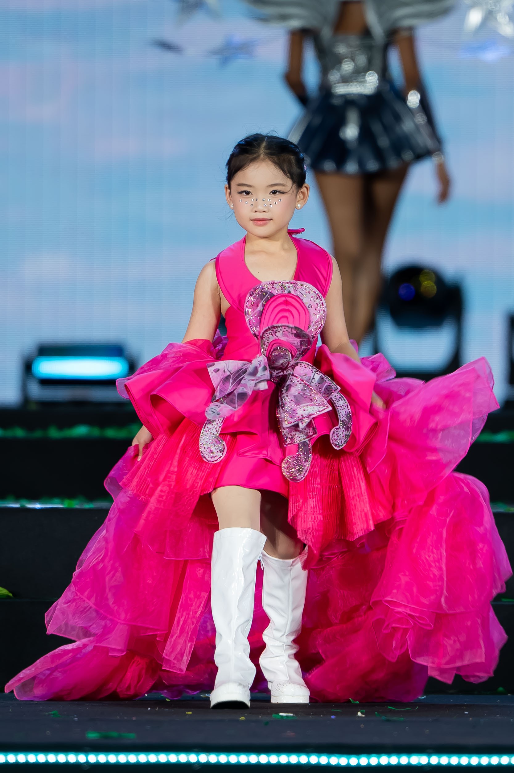 'Tiểu công chúa' 6 tuổi gây sốt bên giám khảo Paula Shugart trên thảm đỏ 'Miss Cosmo 2025' là ai?