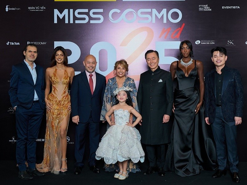 'Tiểu công chúa' 6 tuổi gây sốt bên giám khảo Paula Shugart trên thảm đỏ 'Miss Cosmo 2025' là ai?