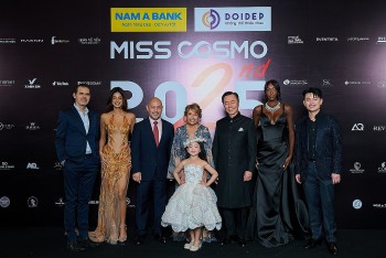 'Tiểu công chúa' 6 tuổi gây sốt bên giám khảo Paula Shugart trên thảm đỏ 'Miss Cosmo 2025' là ai?