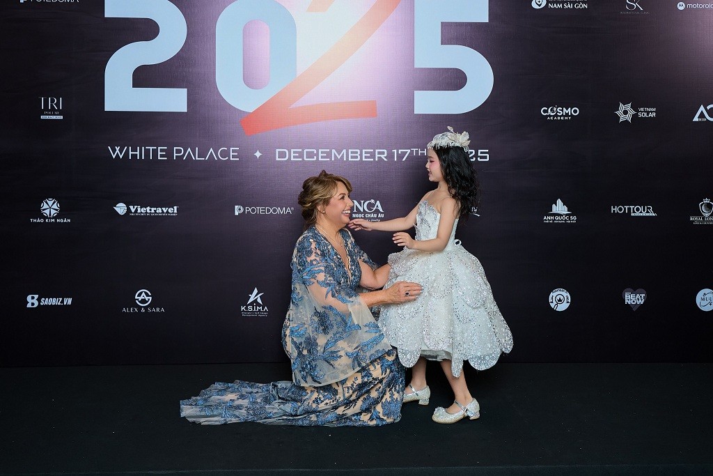 'Tiểu công chúa' 6 tuổi gây sốt bên giám khảo Paula Shugart trên thảm đỏ 'Miss Cosmo 2025' là ai?