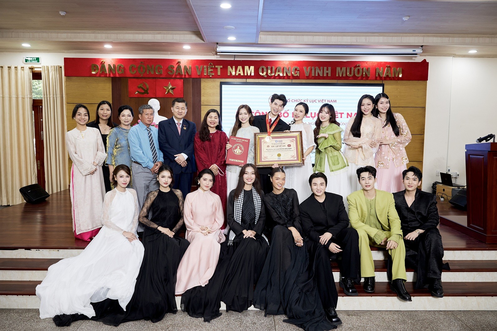 NTK Nguyễn Minh Công tạo nên kỳ tích chưa từng có với 2 lần nhận kỷ lục Việt Nam