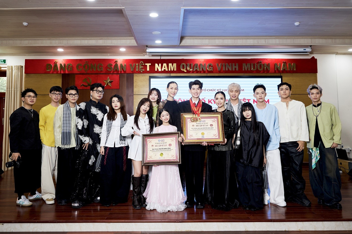 NTK Nguyễn Minh Công tạo nên kỳ tích chưa từng có với 2 lần nhận kỷ lục Việt Nam