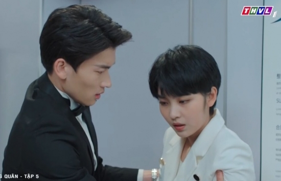 'Bóng tùng quân': Ngụy Lam và Hồng Tinh Tinh bị chơi bẩn nhốt trong phòng lạnh, tình thế nguy khẩn