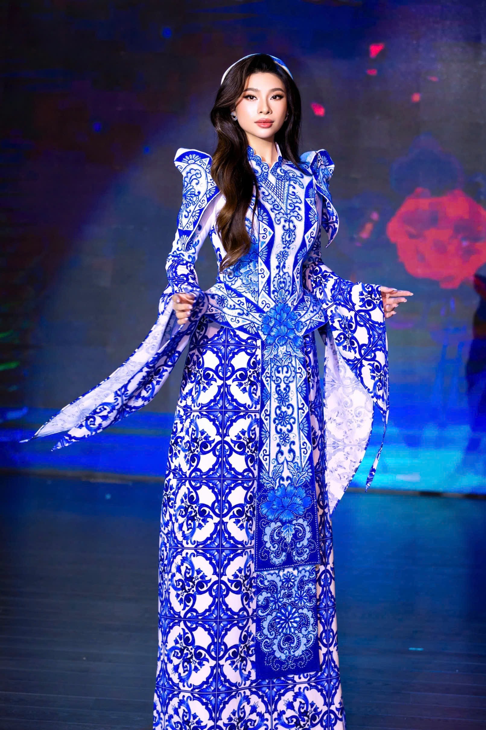 Lý Hương cùng con gái ủng hộ chương trình thiện nguyện giúp bà con miền Trung có cái Tết ấm no