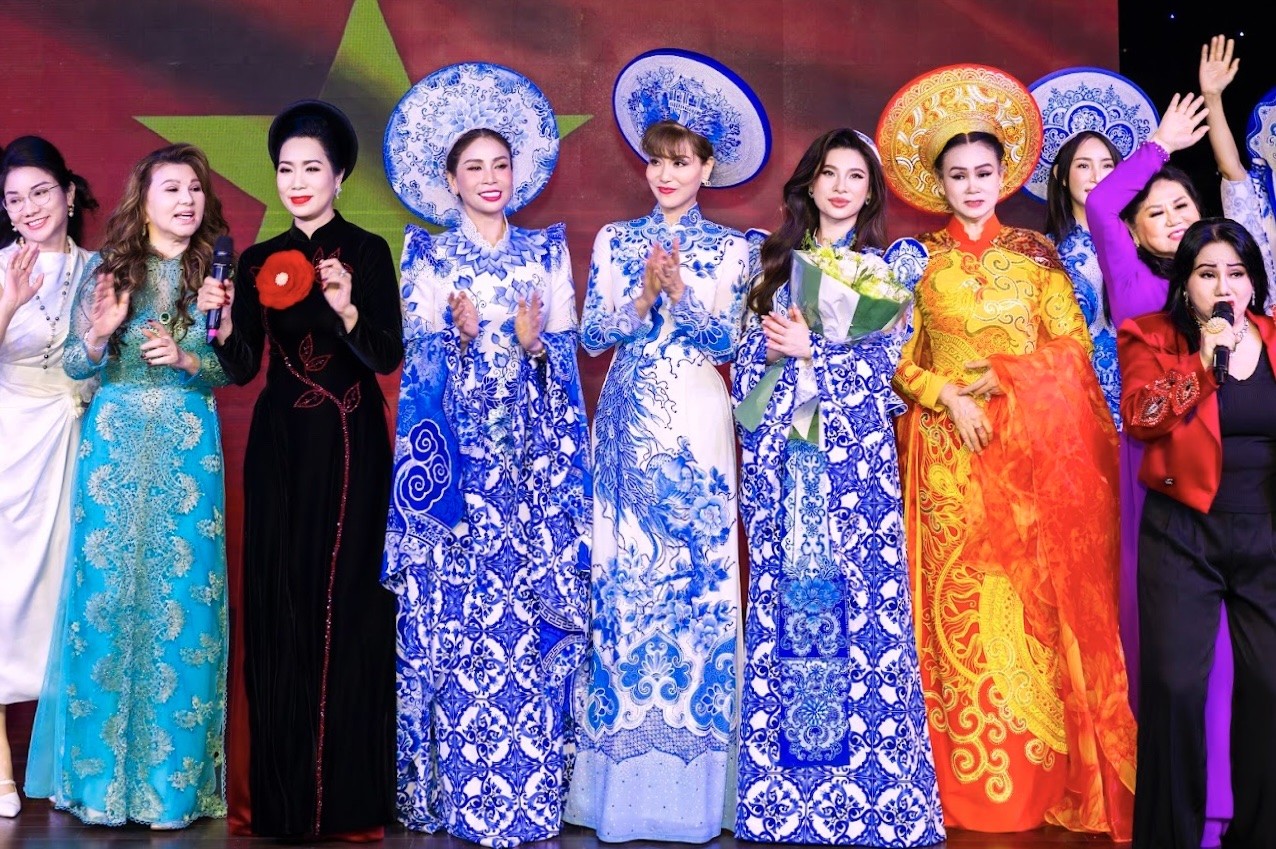 Lý Hương cùng con gái ủng hộ chương trình thiện nguyện giúp bà con miền Trung có cái Tết ấm no Lý Hương cùng con gái ủng hộ chương trình thiện nguyện giúp bà con miền Trung có cái Tết ấm no