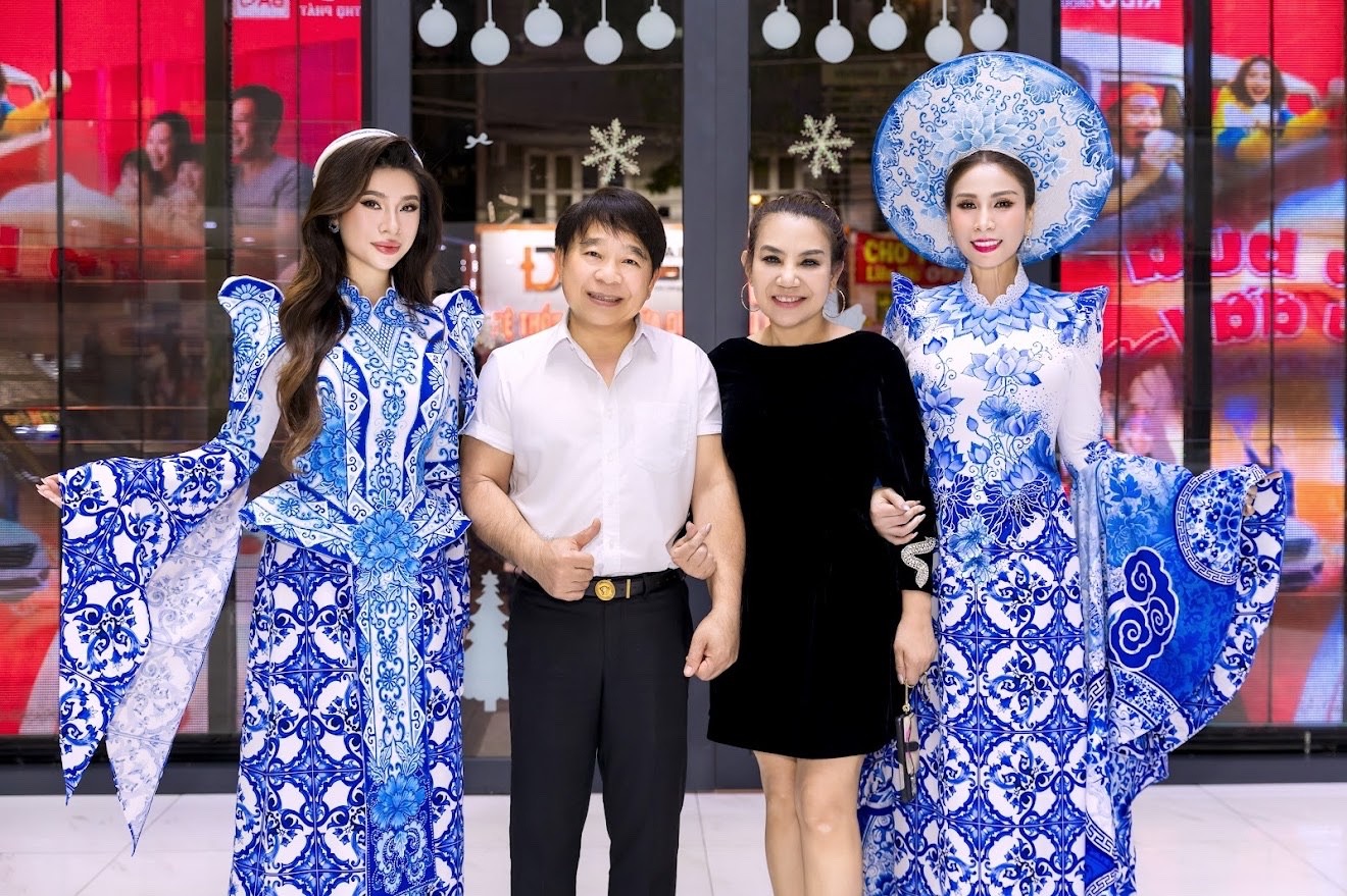 Lý Hương cùng con gái ủng hộ chương trình thiện nguyện giúp bà con miền Trung có cái Tết ấm no Lý Hương cùng con gái ủng hộ chương trình thiện nguyện giúp bà con miền Trung có cái Tết ấm no