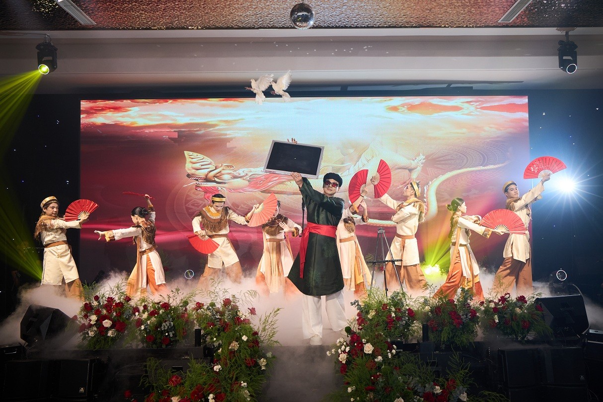 Phan Đinh Tùng biến tiệc sinh nhật thành 'mini Đinh Show', công bố 'Đinh Music' ra mắt 7 MV mỗi thứ 7 hàng tuần