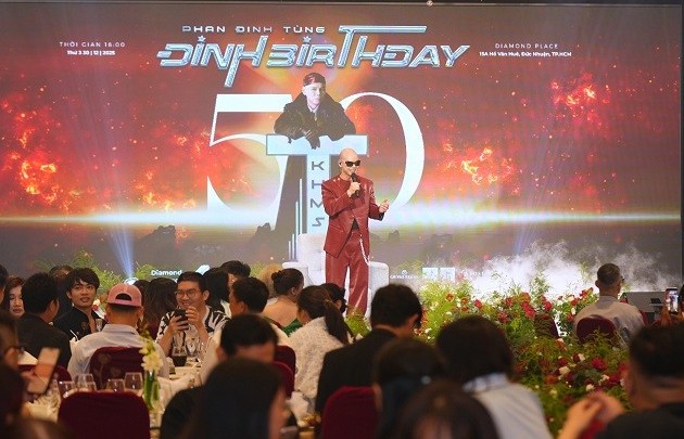 Phan Đinh Tùng biến tiệc sinh nhật thành 'mini Đinh Show', công bố 'Đinh Music' ra mắt 7 MV mỗi thứ 7 hàng tuần