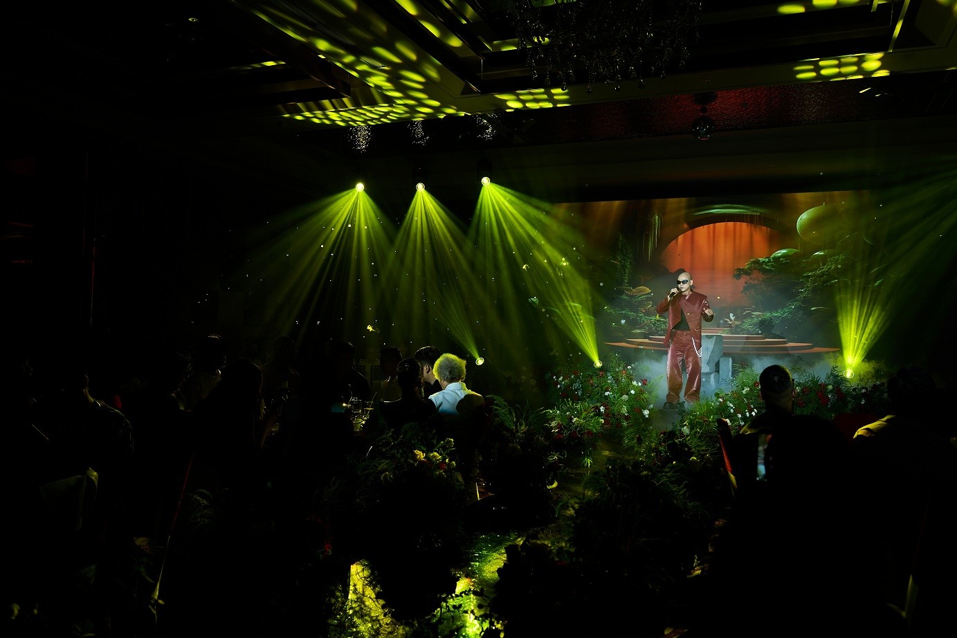 Phan Đinh Tùng biến tiệc sinh nhật thành 'mini Đinh Show', công bố 'Đinh Music' ra mắt 7 MV mỗi thứ 7 hàng tuần