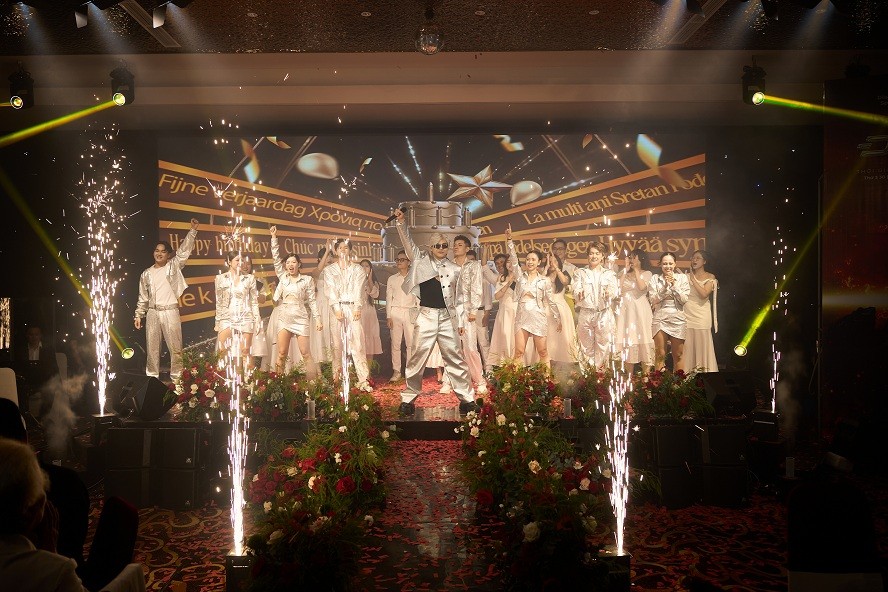 Phan Đinh Tùng biến tiệc sinh nhật thành 'mini Đinh Show', công bố 'Đinh Music' ra mắt 7 MV mỗi thứ 7 hàng tuần