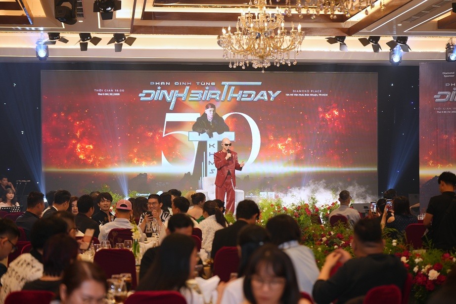 Phan Đinh Tùng biến tiệc sinh nhật thành 'mini Đinh Show', công bố 'Đinh Music' ra mắt 7 MV mỗi thứ 7 hàng tuần