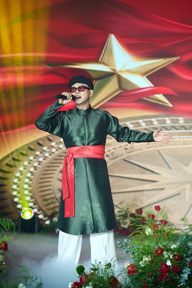 Phan Đinh Tùng biến tiệc sinh nhật thành 'mini Đinh Show', công bố 'Đinh Music' ra mắt 7 MV mỗi thứ 7 hàng tuần