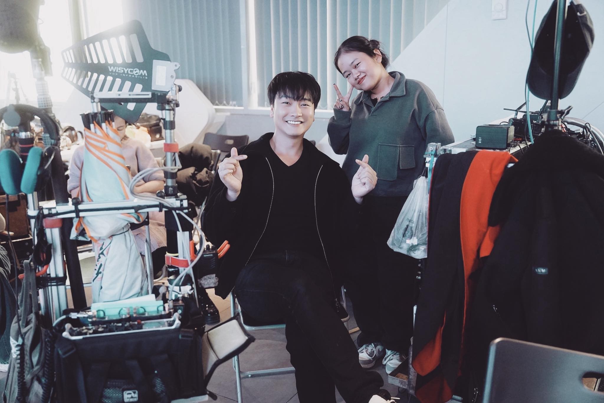 'Cách em 1 milimet' chính thức đóng máy: Dàn diễn viên nghẹn ngào nói lời chia tay