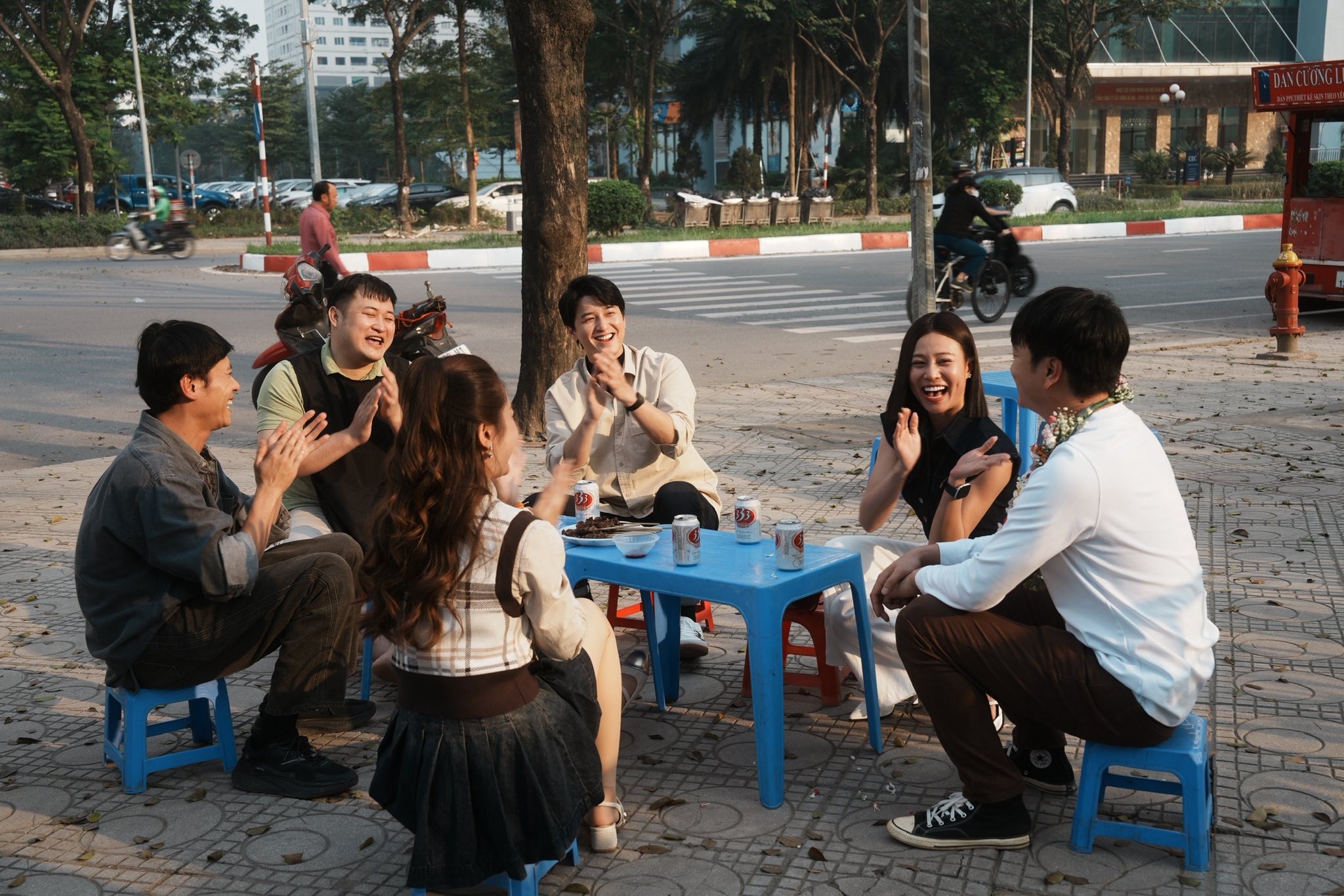 'Cách em 1 milimet' chính thức đóng máy: Dàn diễn viên nghẹn ngào nói lời chia tay