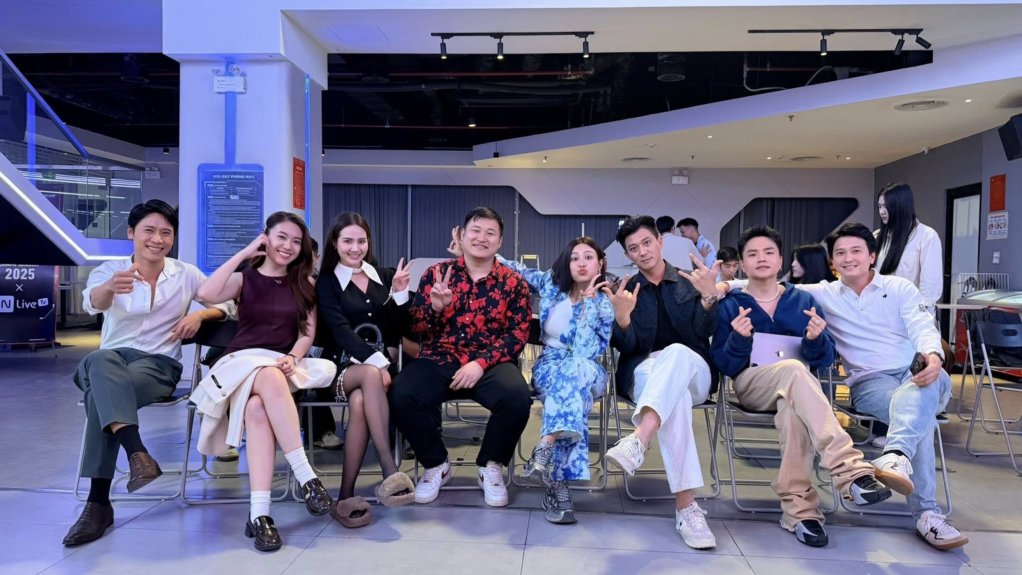 'Cách em 1 milimet' chính thức đóng máy: Dàn diễn viên nghẹn ngào nói lời chia tay