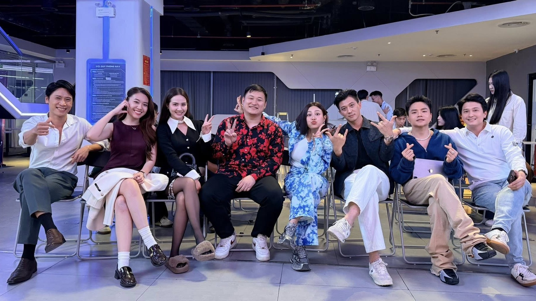 'Cách em 1 milimet' chính thức đóng máy: Dàn diễn viên nghẹn ngào nói lời chia tay