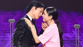 Khoảnh khắc tình tứ của Jang Ki Yong và Ahn Eun Jin gây sốt