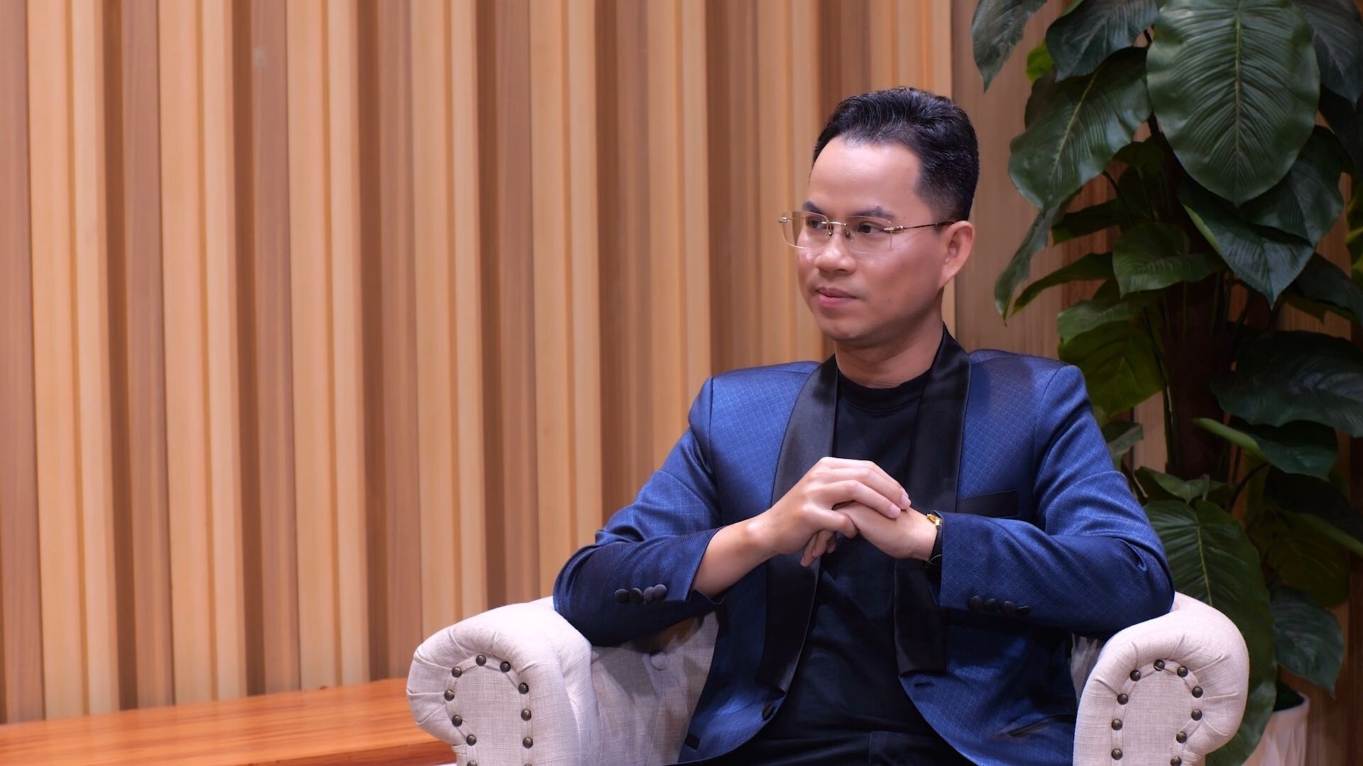 'Mảnh ghép hoàn hảo': Chuyện tình đẹp của chàng nhạc sĩ khiếm thị Hà Chương và người vợ kém 18 tuổi