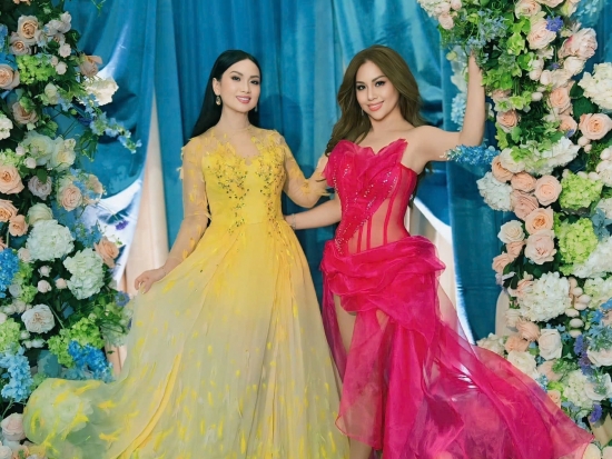 Hà Phương rạng rỡ, đọ dáng cùng em gái Minh Tuyết trong tiệc mừng đám cưới Kim cương của bố mẹ chồng tỷ phú