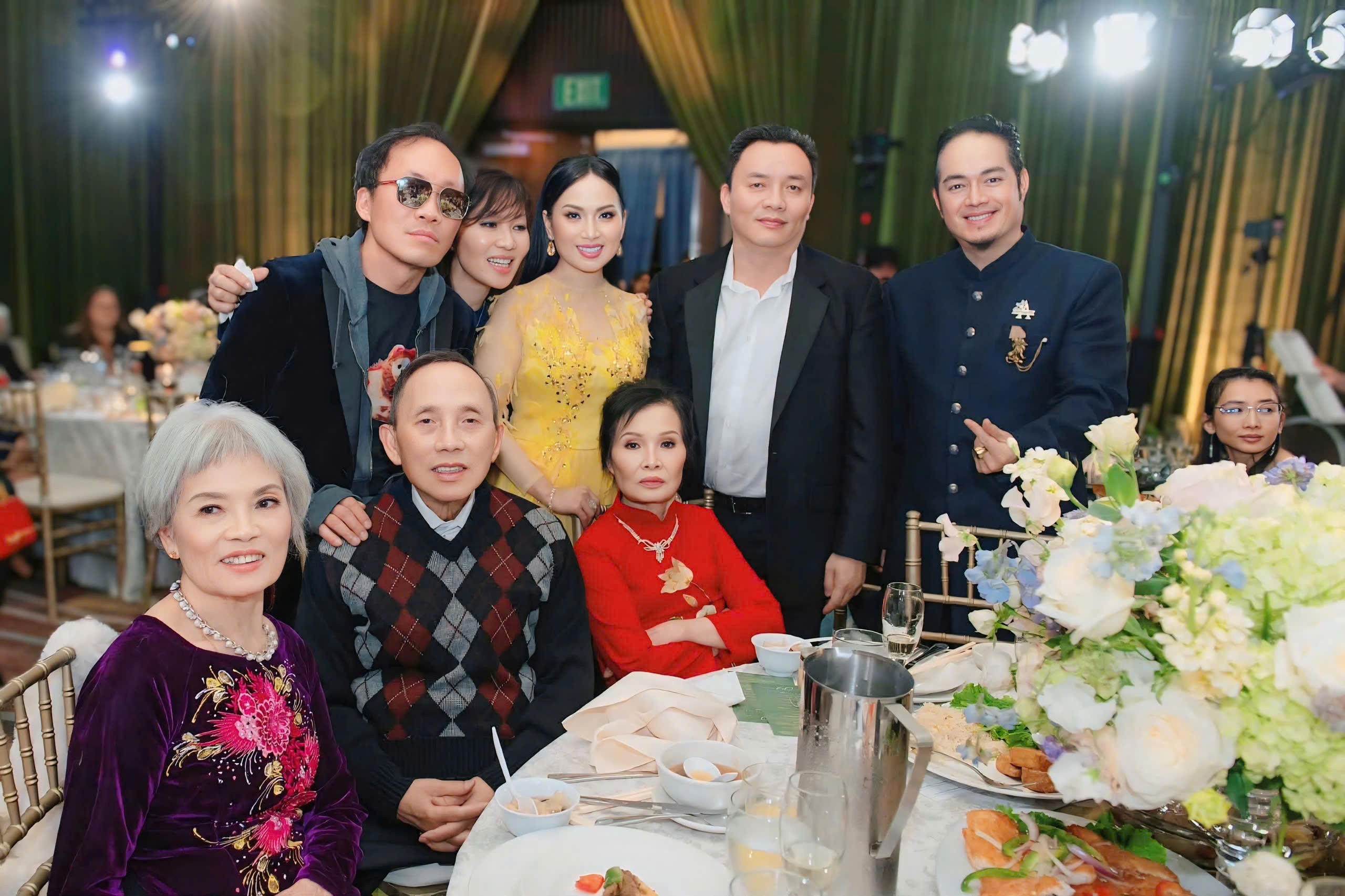 Hà Phương rạng rỡ, đọ dáng cùng em gái Minh Tuyết trong tiệc mừng đám cưới Kim cương của bố mẹ chồng tỷ phú