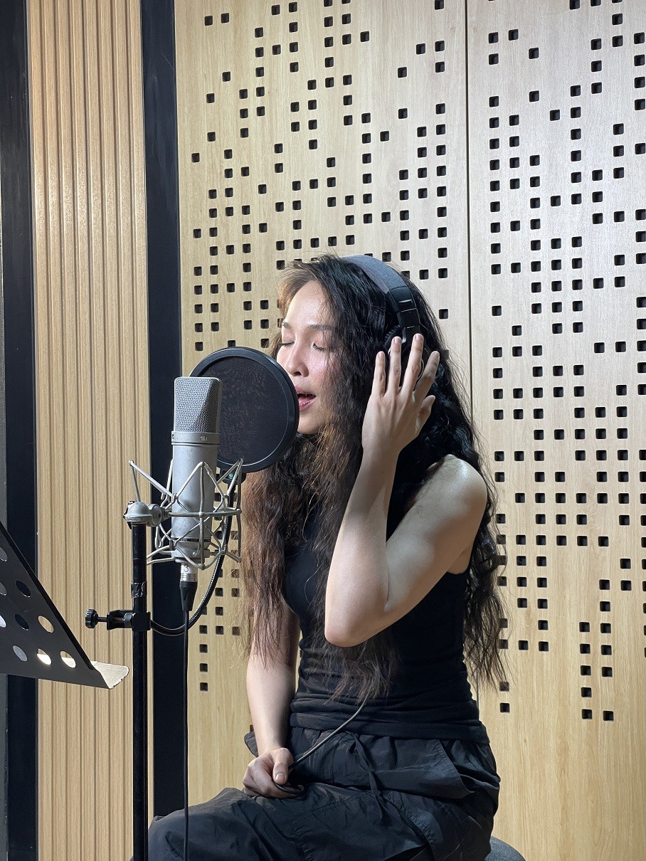 Hiền Thục gây sốt khi tái xuất hát nhạc phim 'Ai Thương ai Mến' sau gần 20 năm