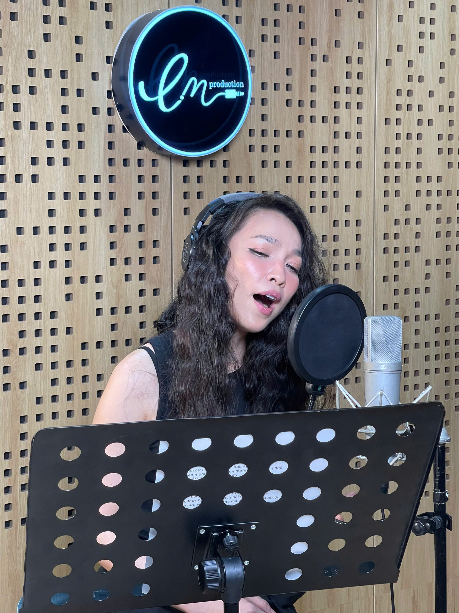 Hiền Thục gây sốt khi tái xuất hát nhạc phim 'Ai Thương ai Mến' sau gần 20 năm