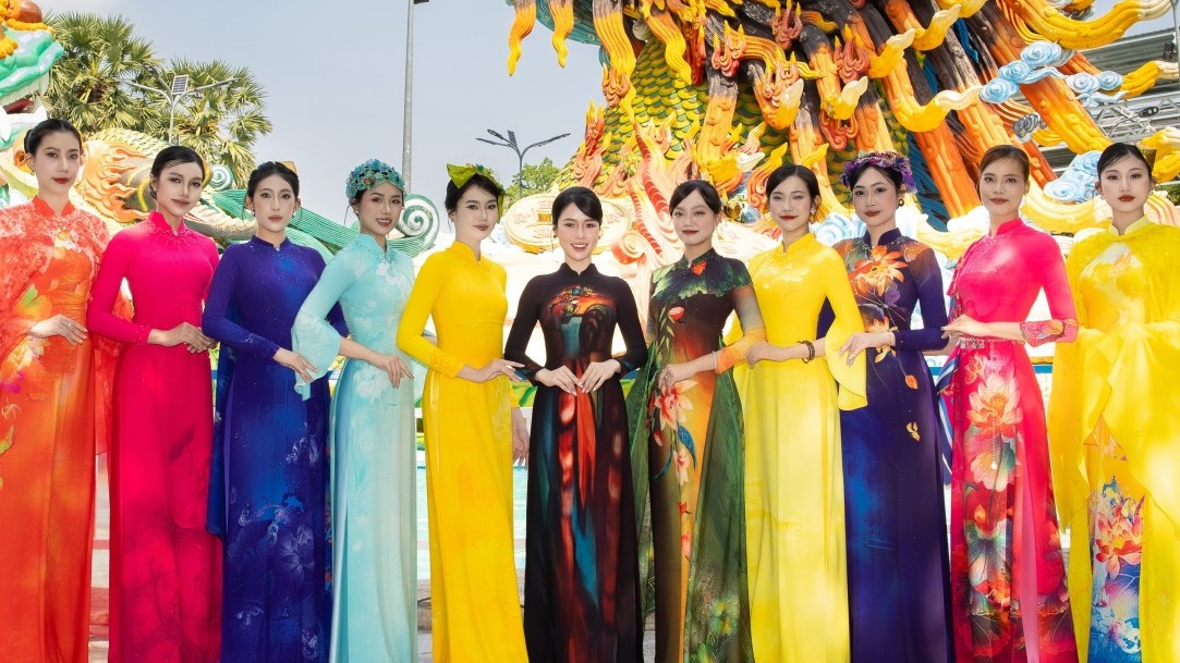 NTK Hồng Nhung kể chuyện áo dài 'Sắc Sen miền di sản'