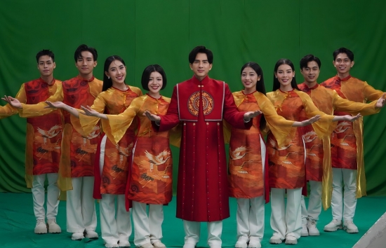 Đan Trường mở bát 2026 bằng MV 'Tinh hoa Tết Việt'