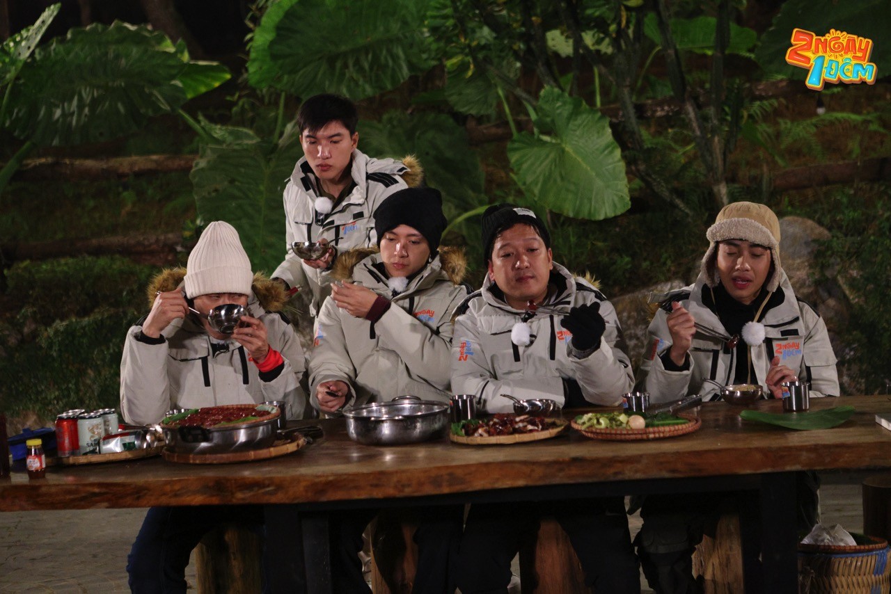 '2 ngày 1 đêm - Chuyện chưa kể': Kiều Minh Tuấn 'làm xiếc' với mẹ già Trường Giang, Cris Phan rủ Dương Lâm 'Sơn đông mãi võ'