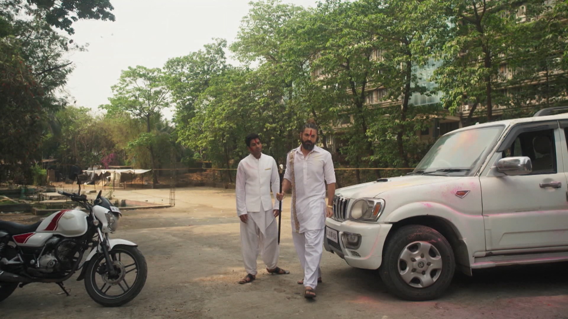 Nam diễn viên Ấn Độ Namik Paul đảm nhận hai vai kép trong phim 'Chạm vào hạnh phúc'