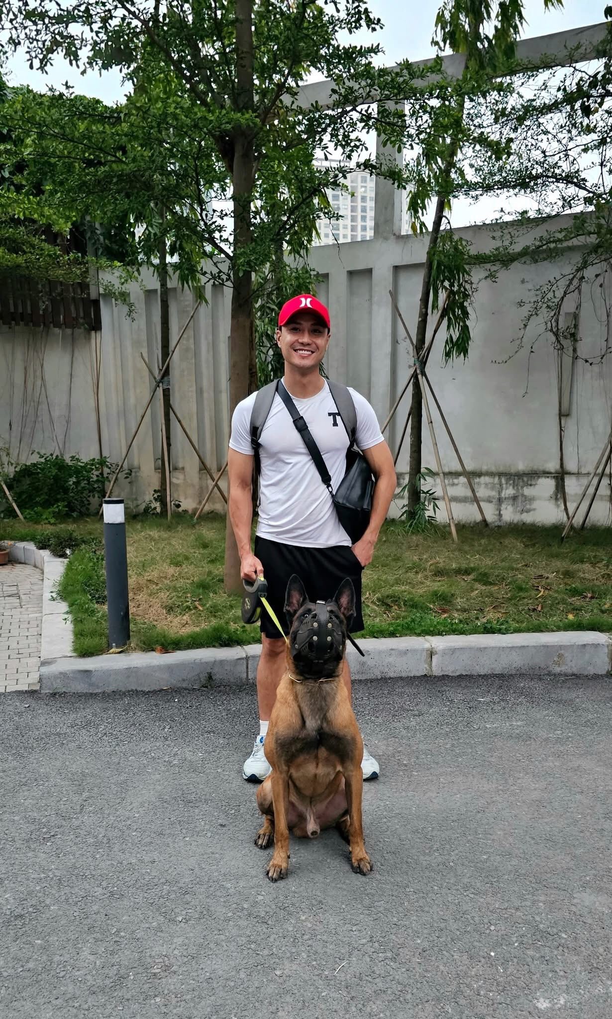 Thanh Sơn tái xuất với người bạn diễn bốn chân trong 'Đồng hồ đếm ngược'