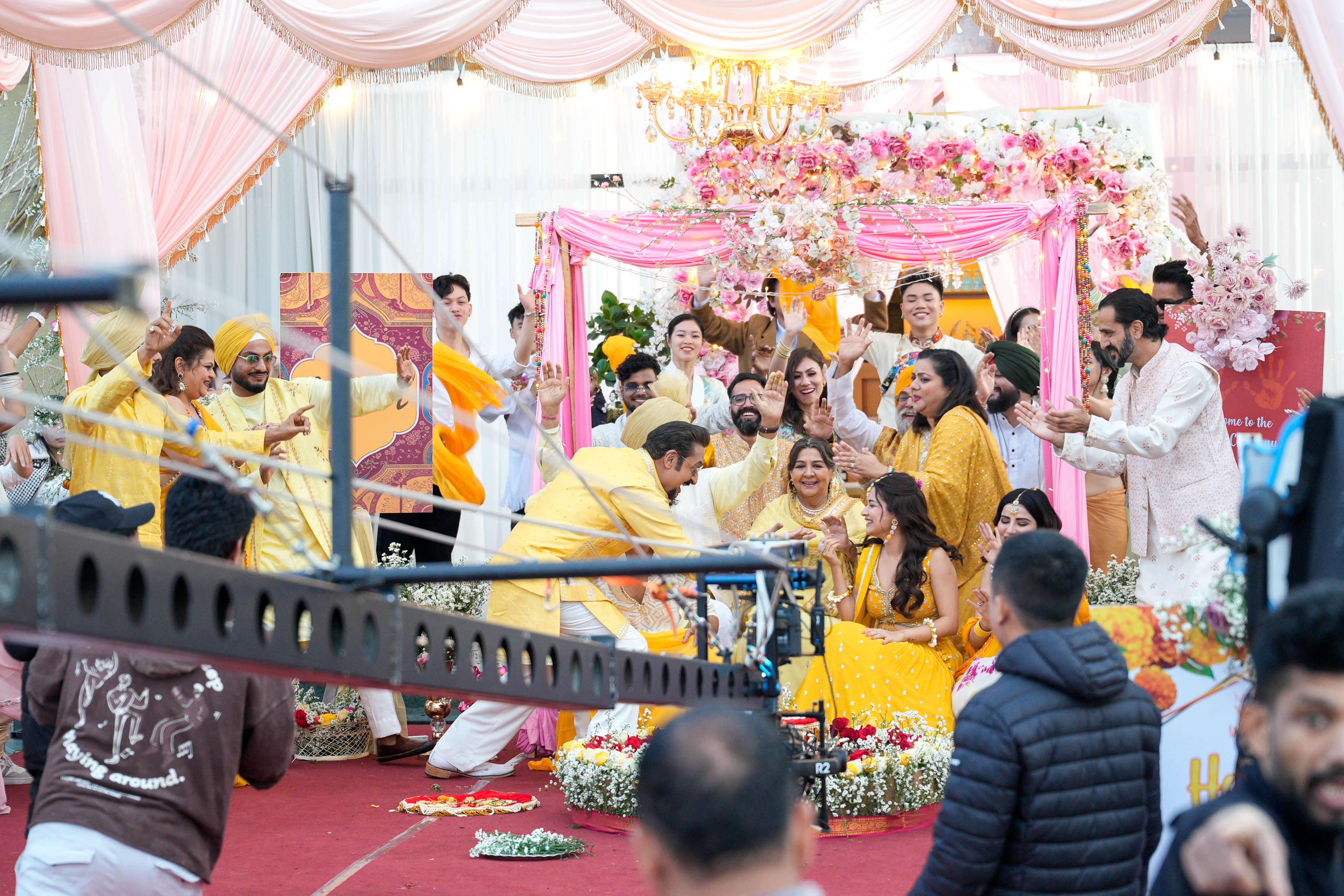 Xem đám cưới rực rỡ của Ấn Độ trong bộ phim hợp tác 'Vạn dặm yêu em - Love in Vietnam'