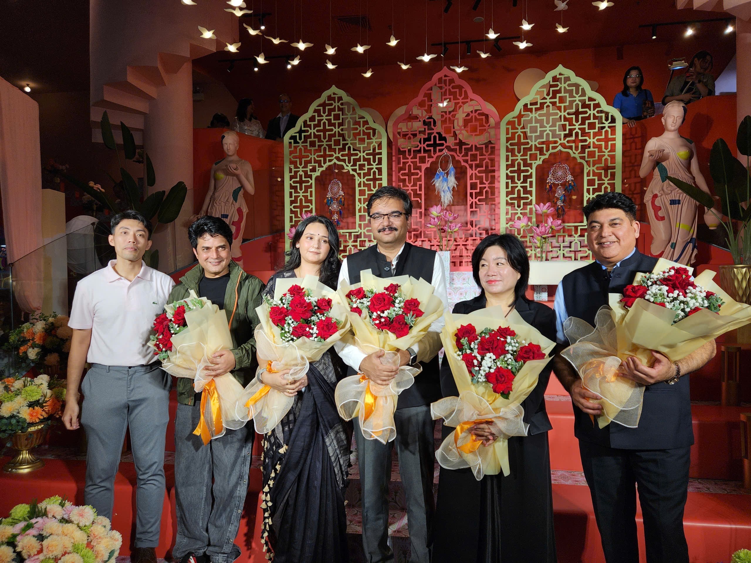 Xem đám cưới rực rỡ của Ấn Độ trong bộ phim hợp tác 'Vạn dặm yêu em - Love in Vietnam'