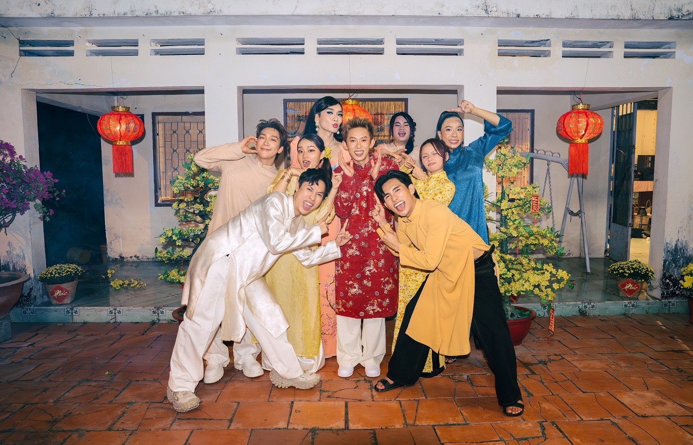 Kay Trần rủ rê các 'Anh tài' Quốc Thiên, Tăng Phúc, Neko Lê, BB Trần cùng quay MV Tết vui nhộn