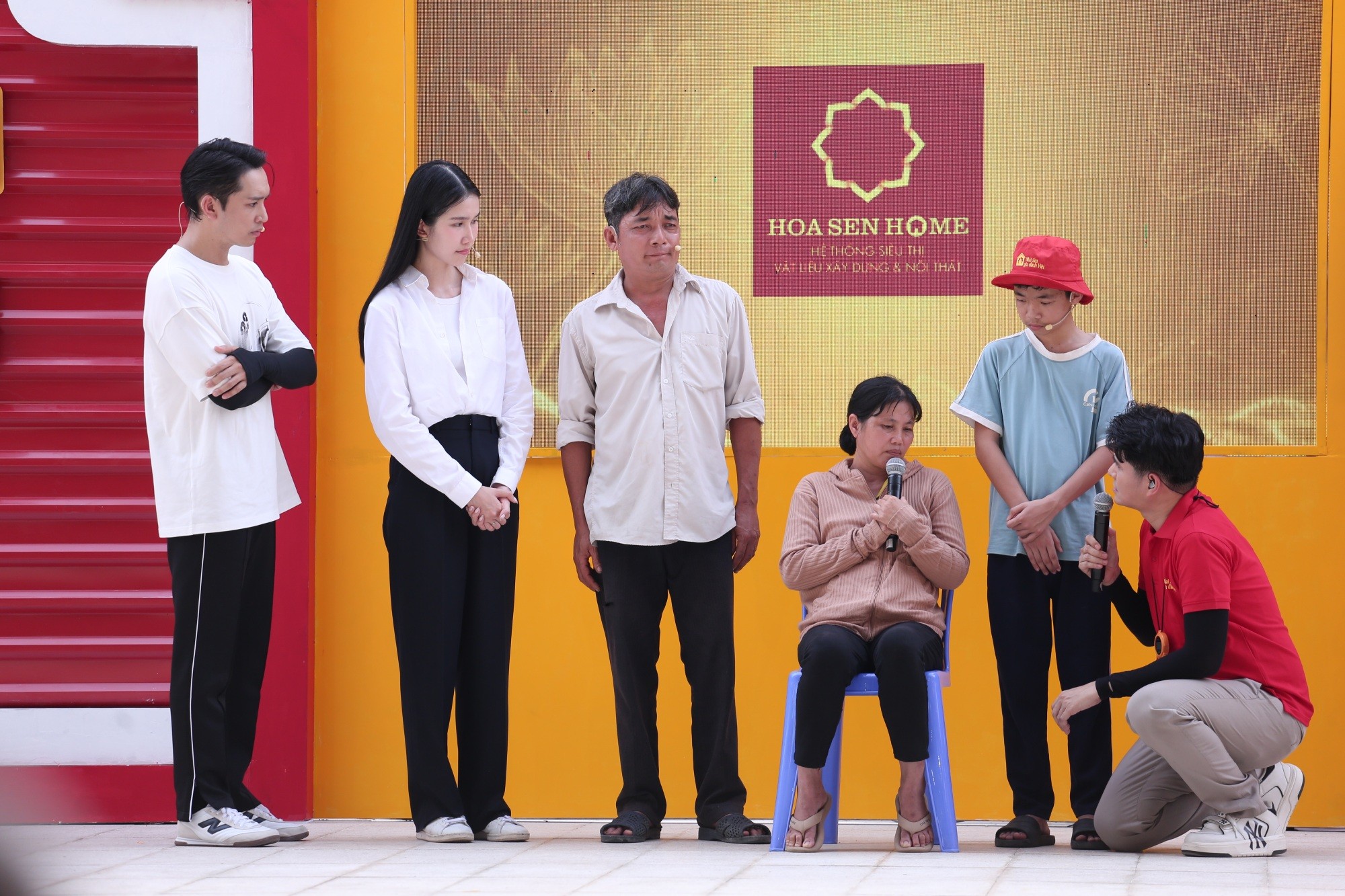 'Mái ấm gia đình Việt': Á hậu Phương Anh rơi nước mắt, MC Vũ Mạnh Cường và diễn viên Bạch Công Khanh nghẹn lòng trước hoàn cảnh em nhỏ khó khăn